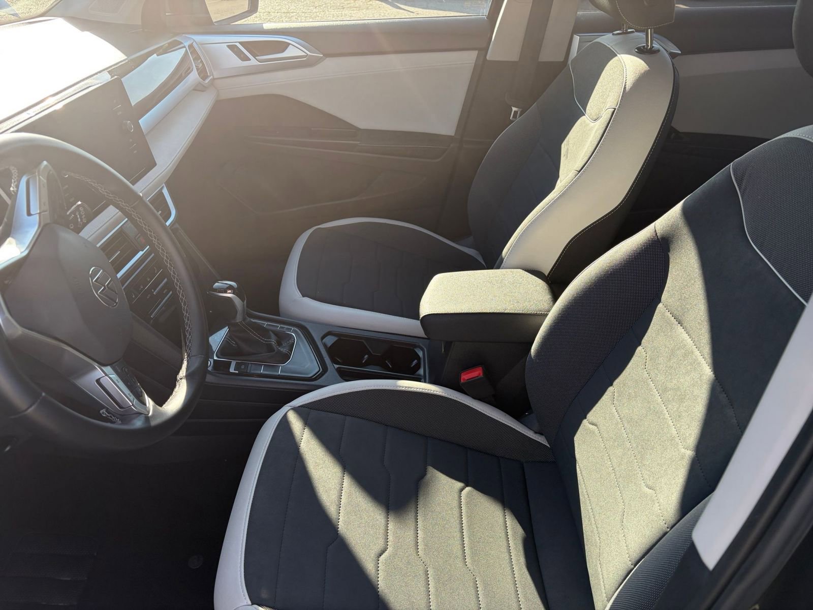 Used 2025 Volkswagen Taos SE image 28