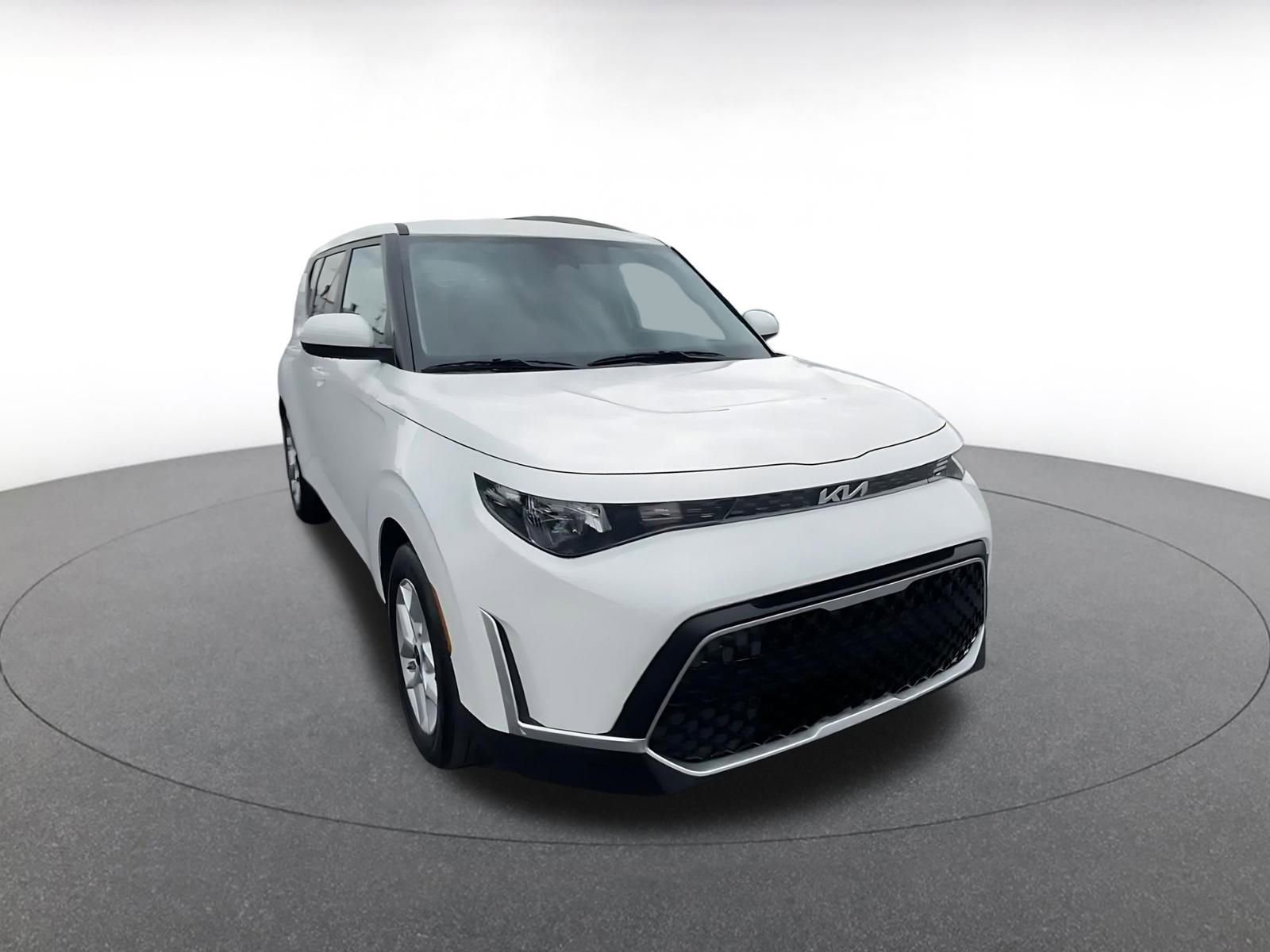 Used 2025 Kia Soul LX w/ LX Technology Package image 3