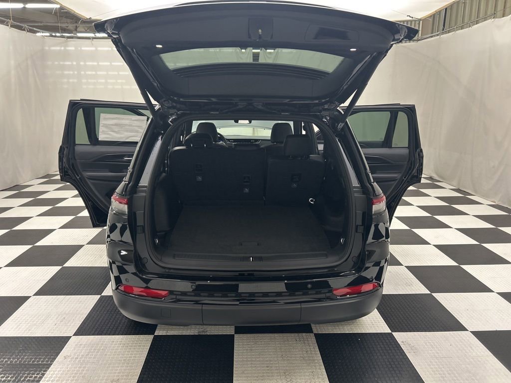 New 2025 Jeep Grand Cherokee Altitude image 18