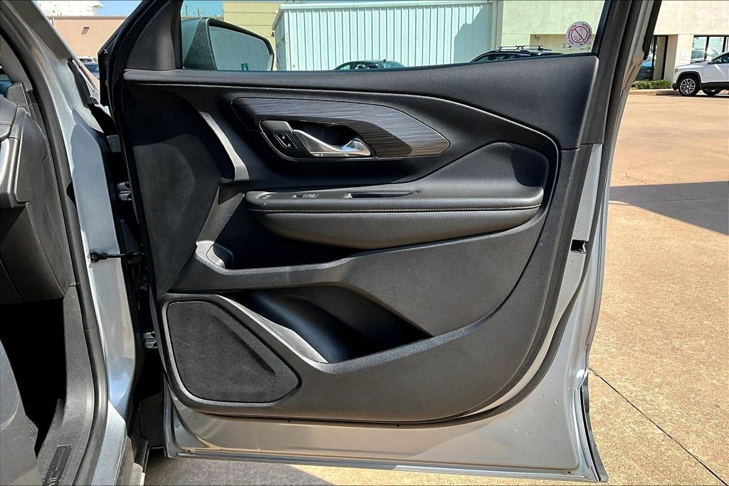 Used 2023 GMC Terrain SLT image 21