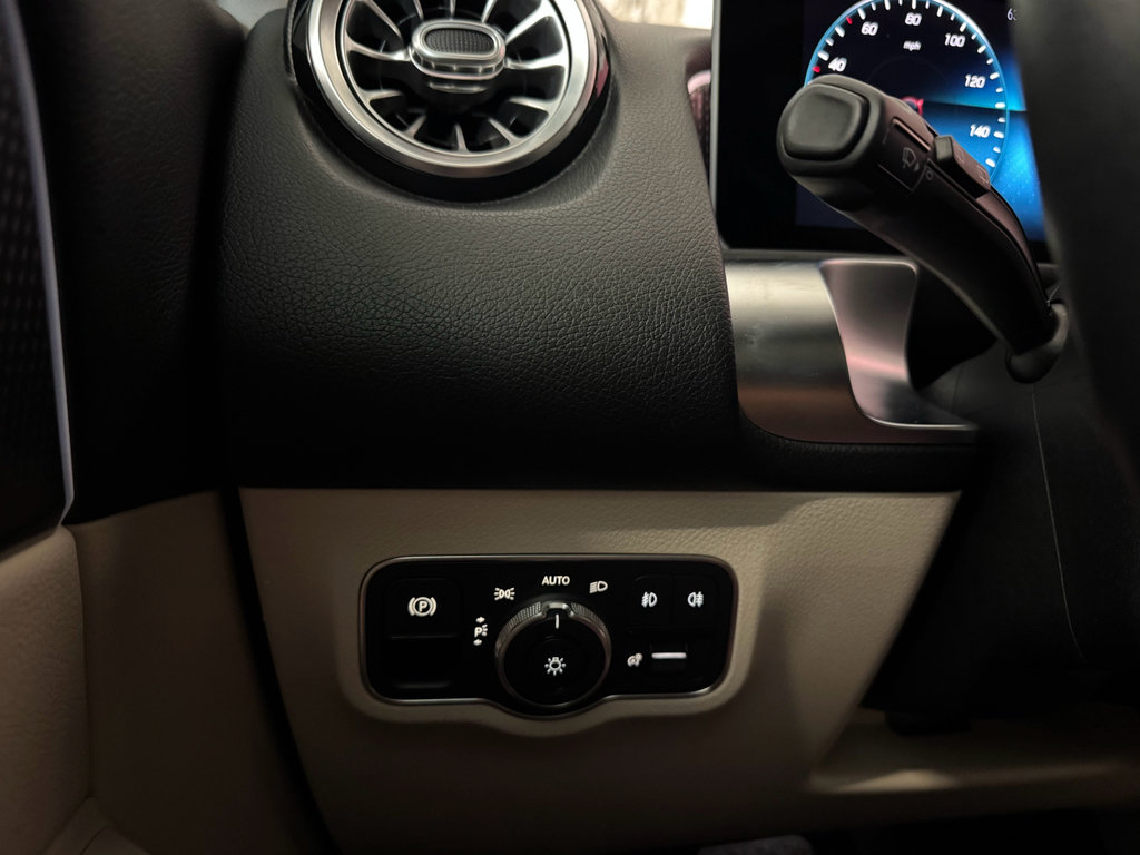 Used 2021 Mercedes-Benz GLB 250 w/ Premium Package image 18