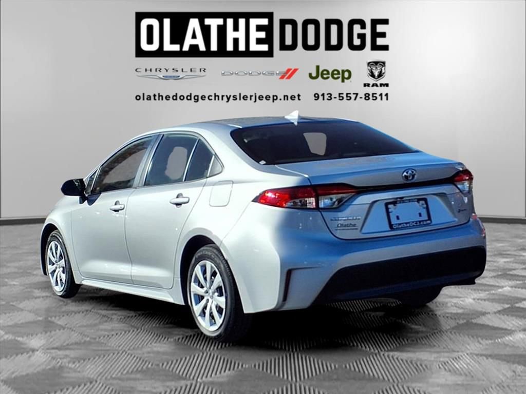 Used 2025 Toyota Corolla XLE image 3