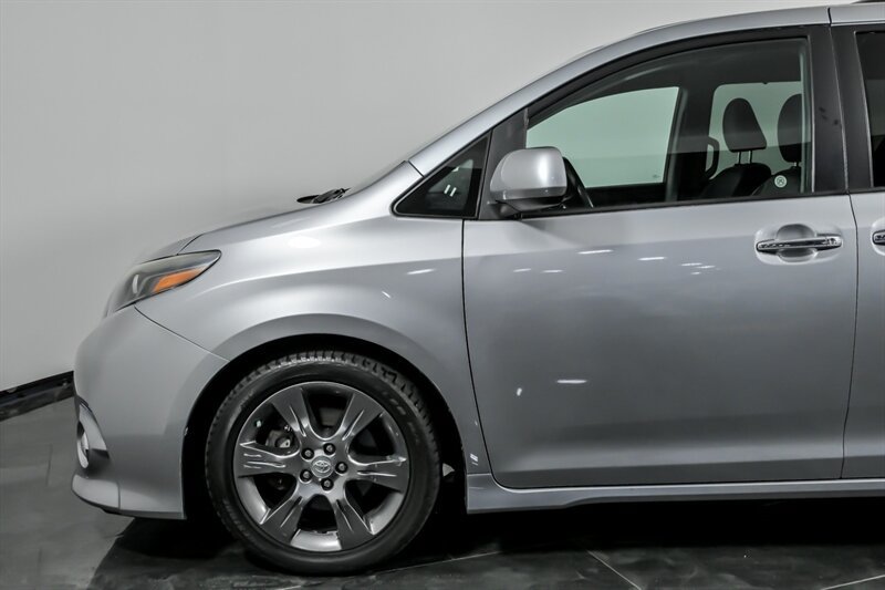 Used 2016 Toyota Sienna SE w/ SE Preferred Package FWD image 6