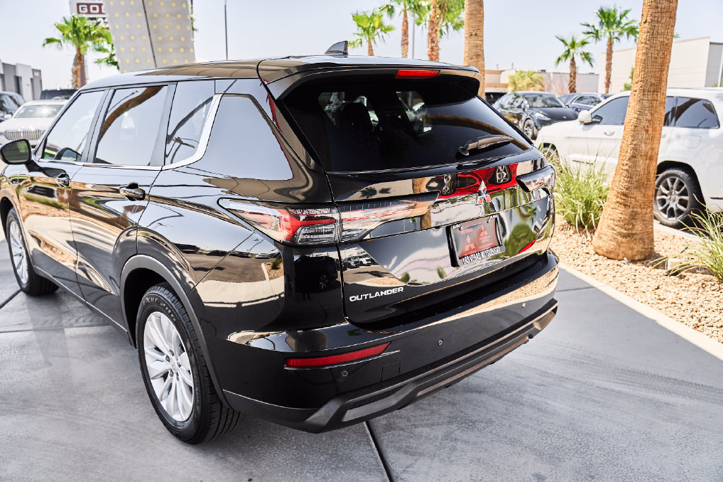 Used 2025 Mitsubishi Outlander ES FWD image 7