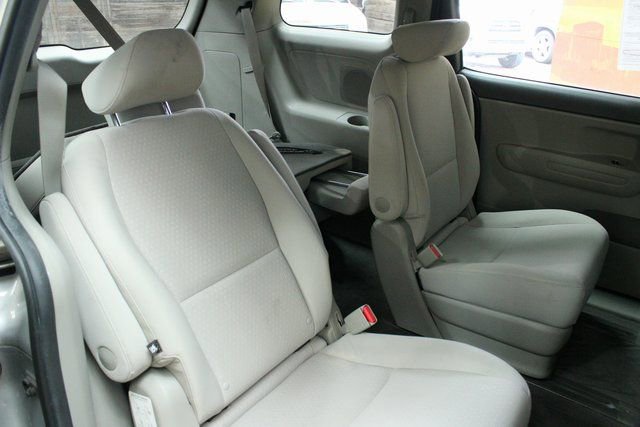 Used 2018 Kia Sedona L image 9