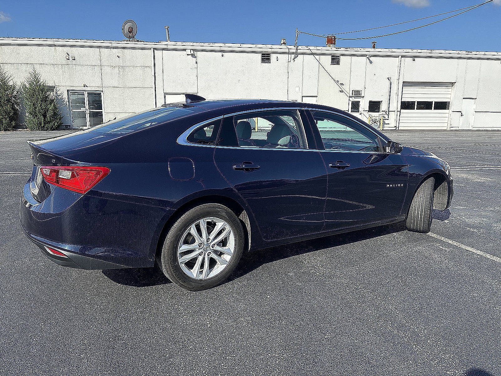 Used 2018 Chevrolet Malibu LT w/ Leather Package FWD image 3