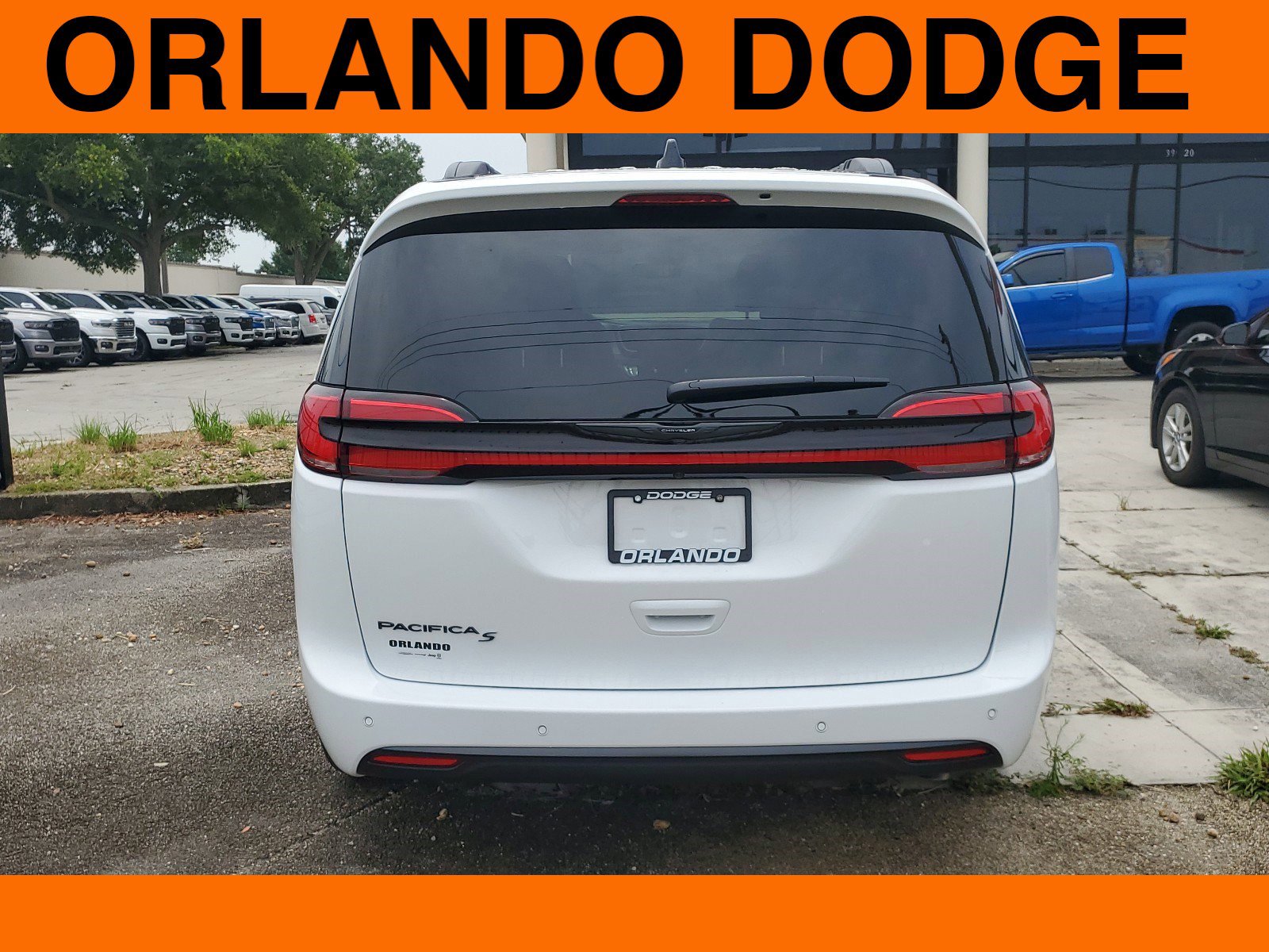 New 2024 Chrysler Pacifica Touring-L w/ Uconnect Theater Family Group image 6