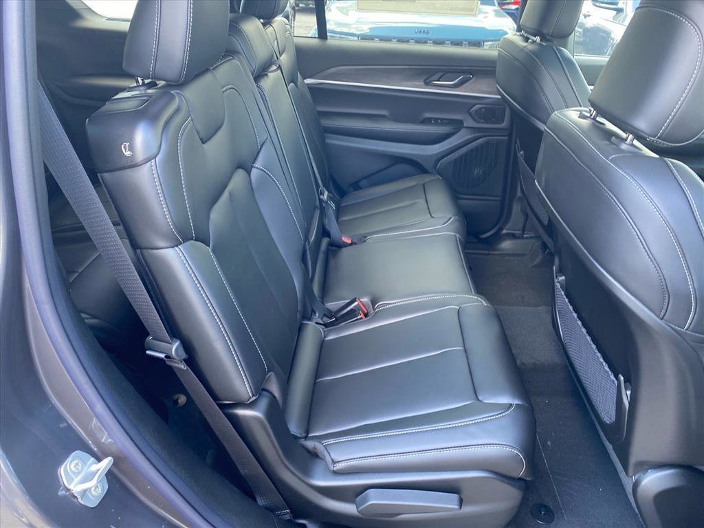 New 2026 Jeep Grand Cherokee L Limited w/ Limited Altitude Package AWD/4WD image 17