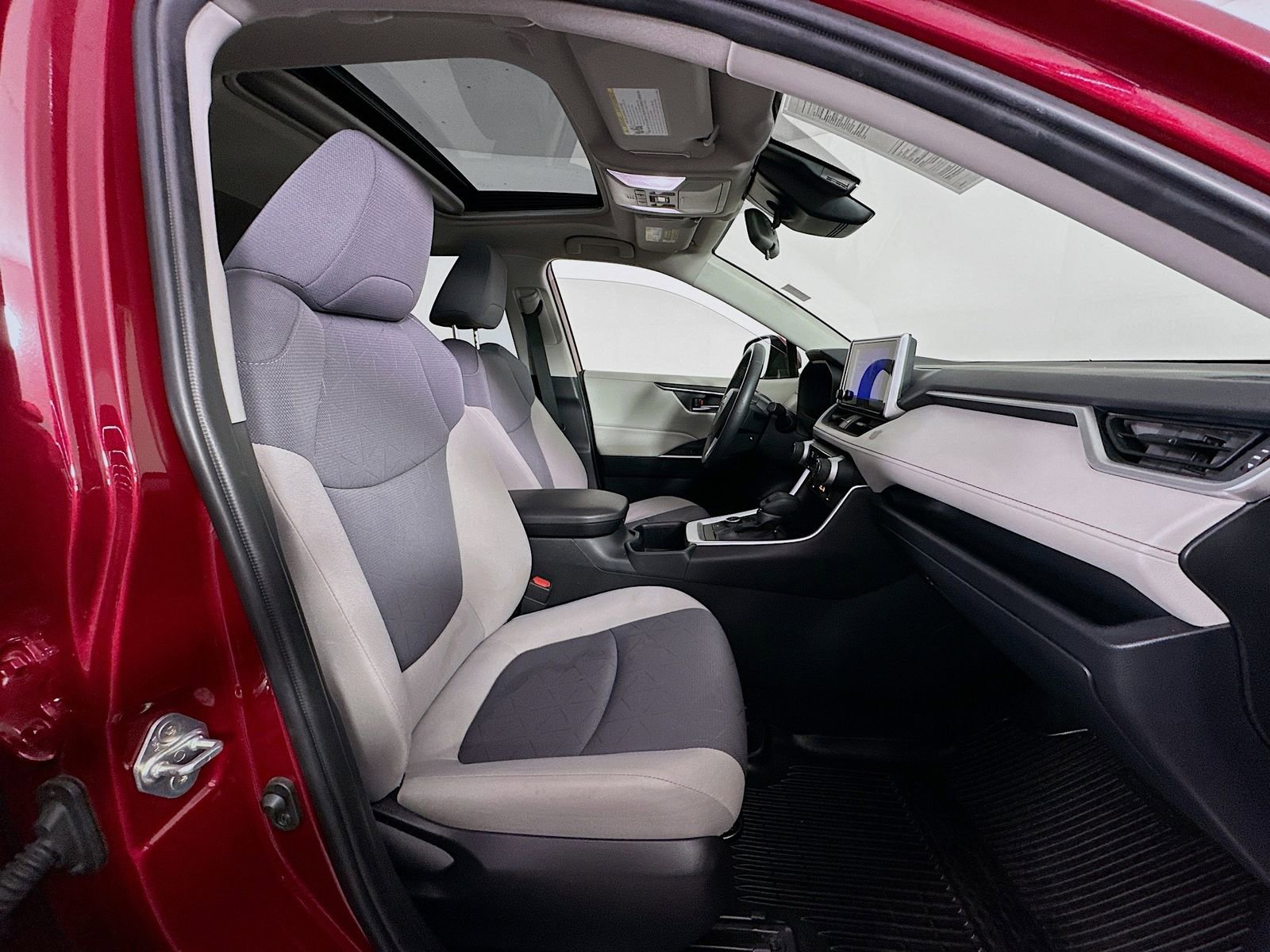 Used 2024 Toyota RAV4 XLE w/ Convenience Package image 30