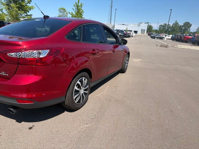 Used 2013 Ford Focus SE w/ SE Winter Pkg FWD image 4