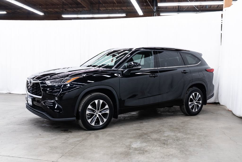 Used 2021 Toyota Highlander XLE image 3