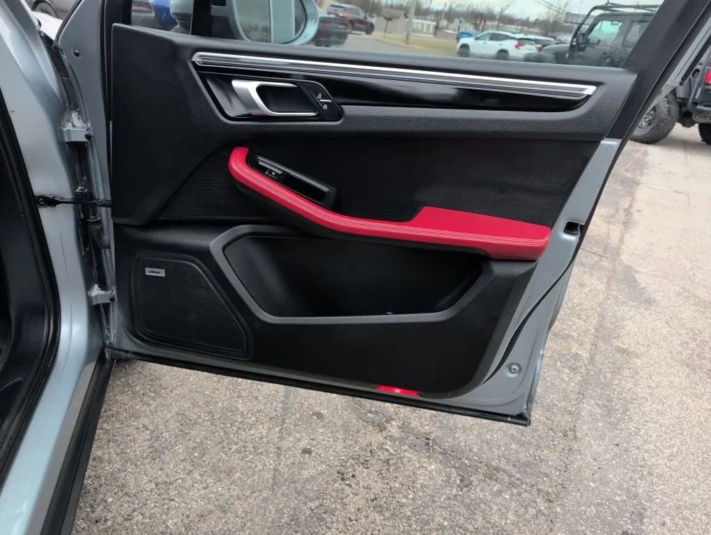 Used 2021 Porsche Macan w/ Premium Package image 24