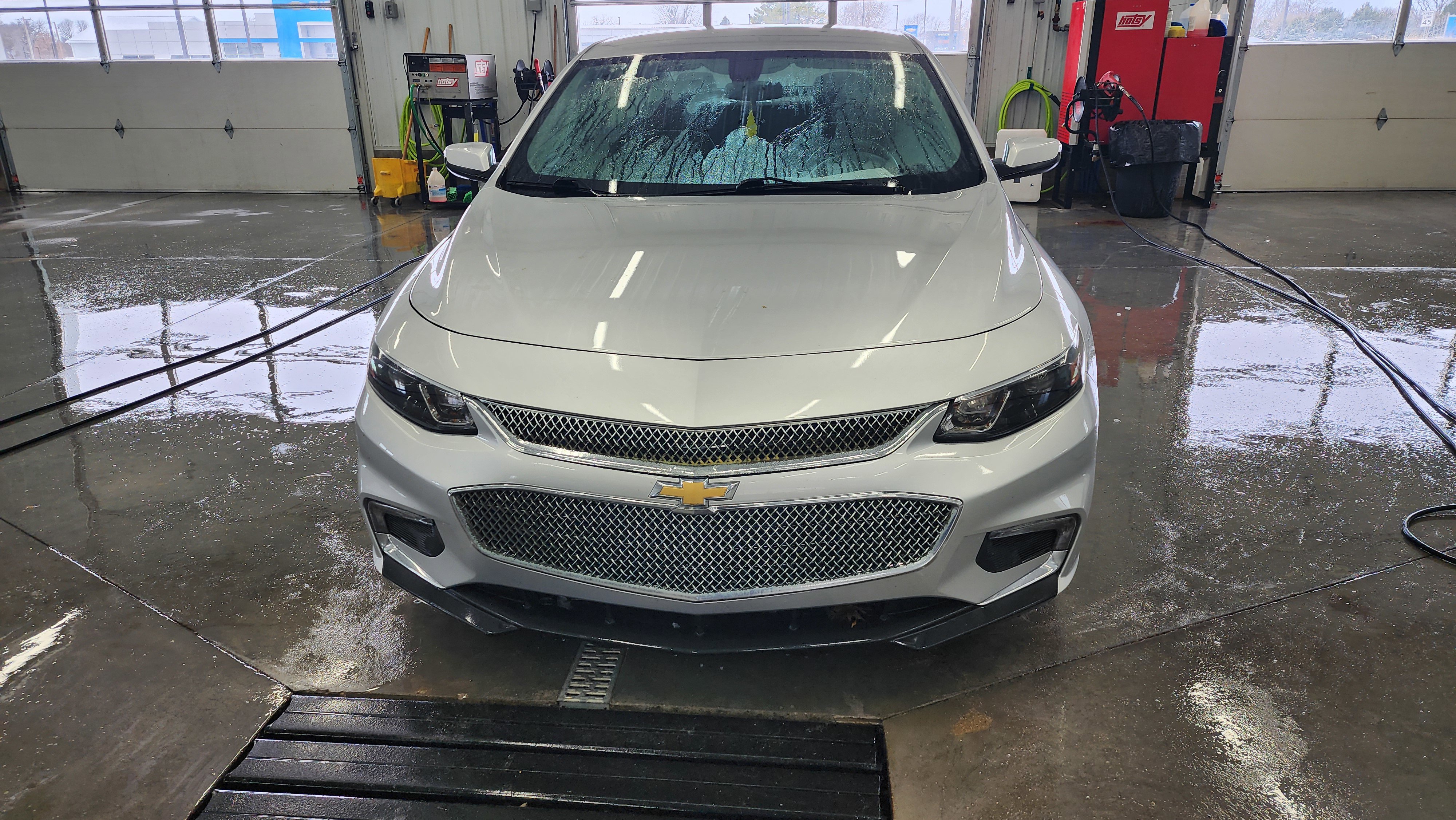 Used 2017 Chevrolet Malibu LT image 2