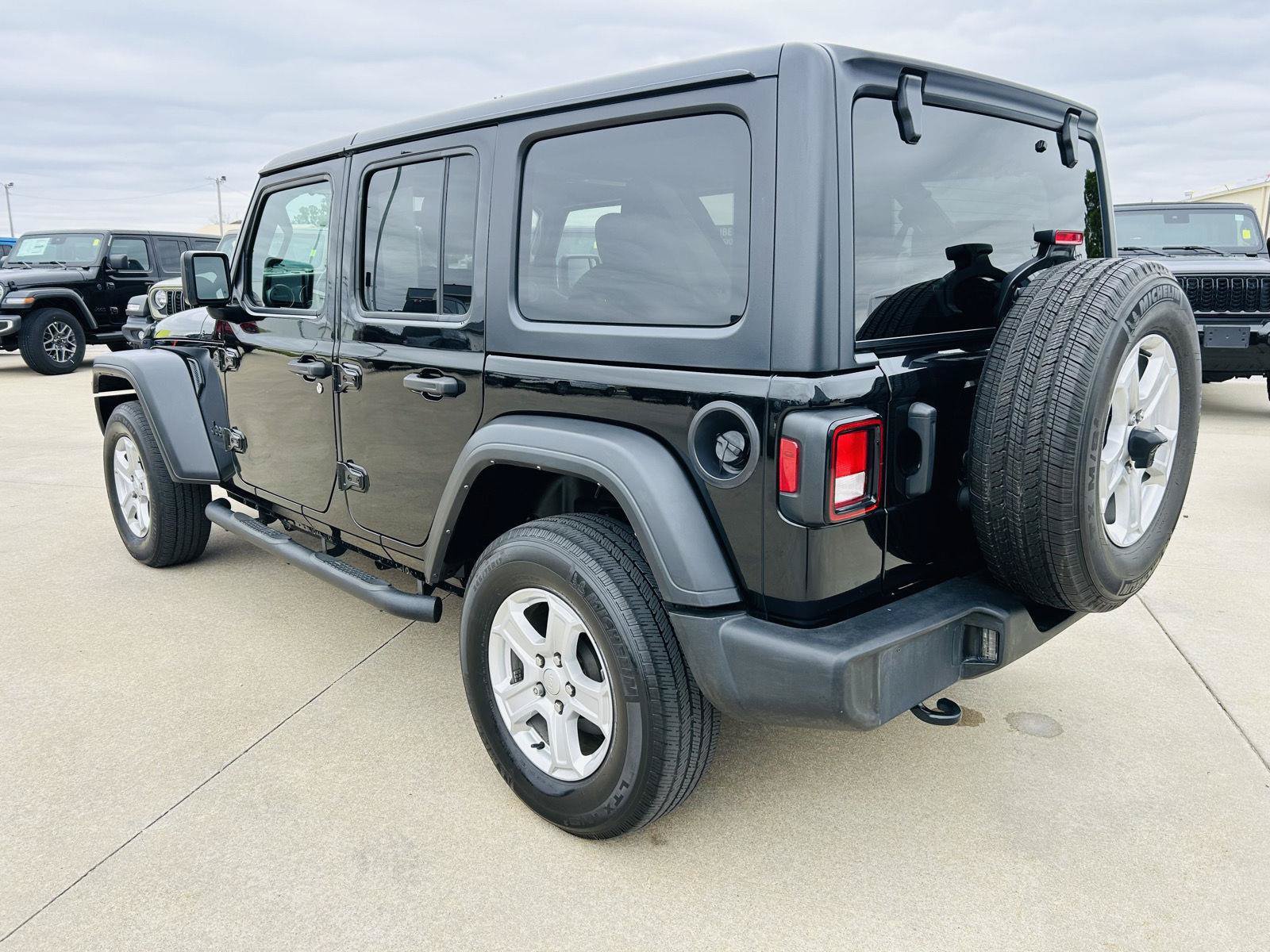 Used 2022 Jeep Wrangler Unlimited Sport AWD/4WD image 31
