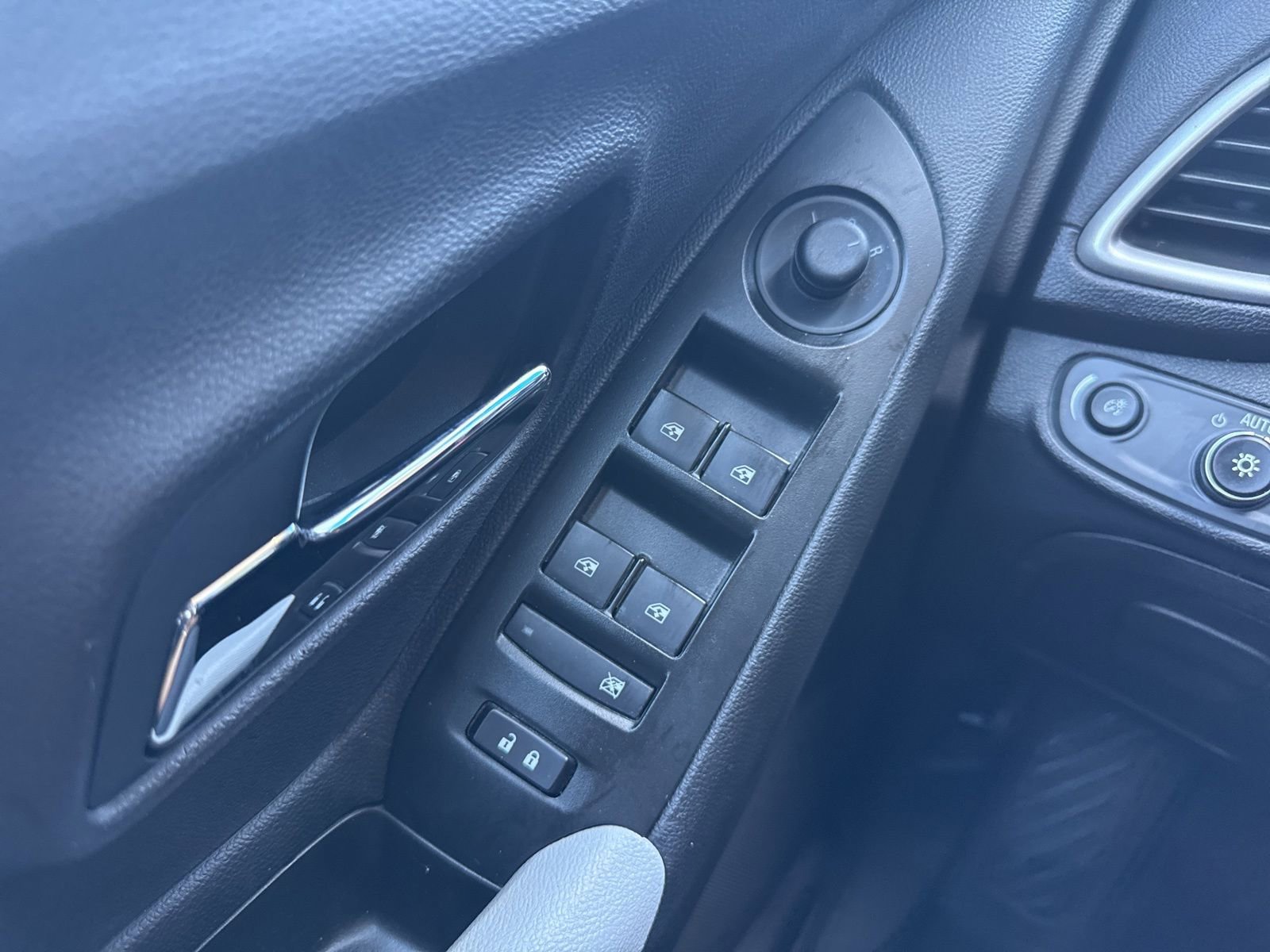 Used 2018 Chevrolet Trax LT w/ Driver Confidence Package AWD/4WD image 35