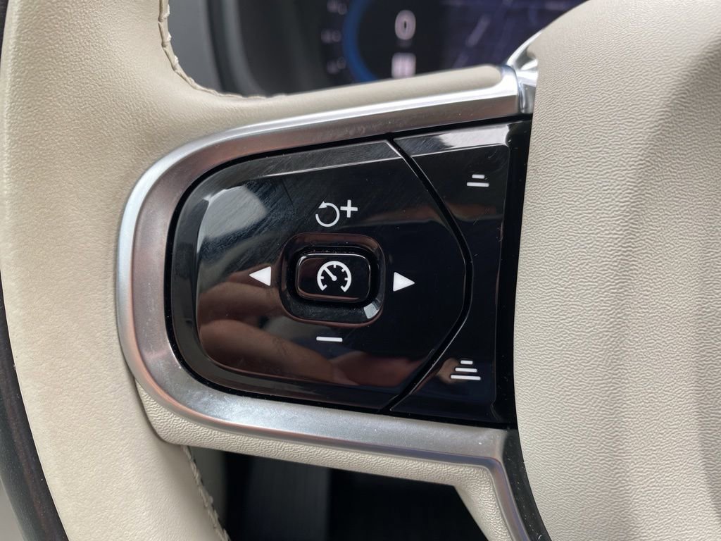 Used 2023 Volvo XC90 B6 Plus w/ Protection Package image 22