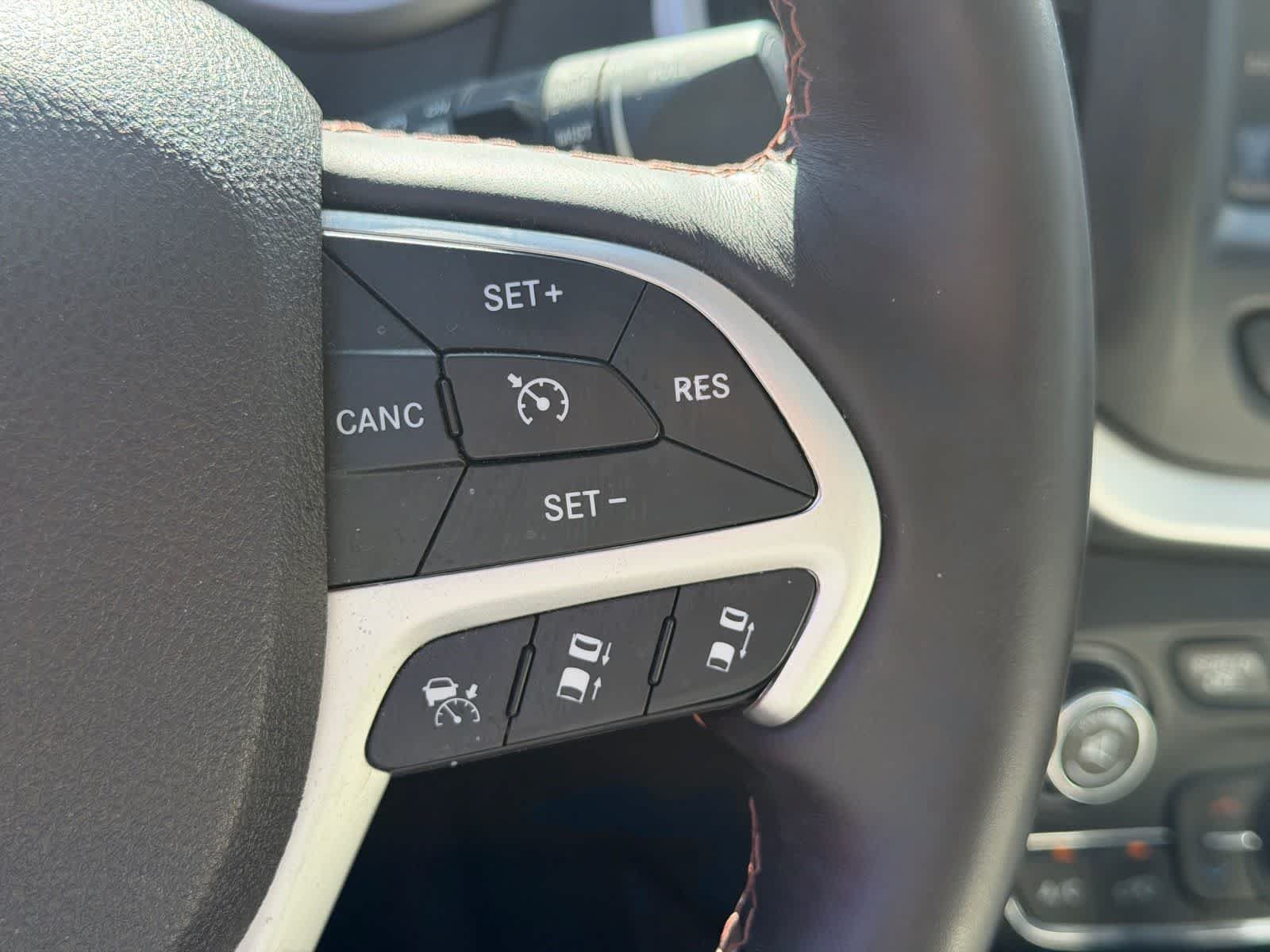 Used 2016 Jeep Cherokee Overland w/ Technology Group FWD image 11
