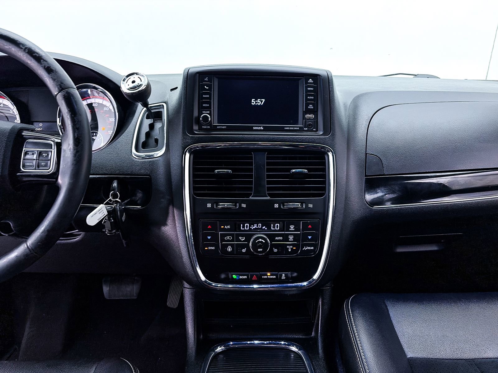 Used 2017 Dodge Grand Caravan SXT w/ Driver Convenience Group image 4