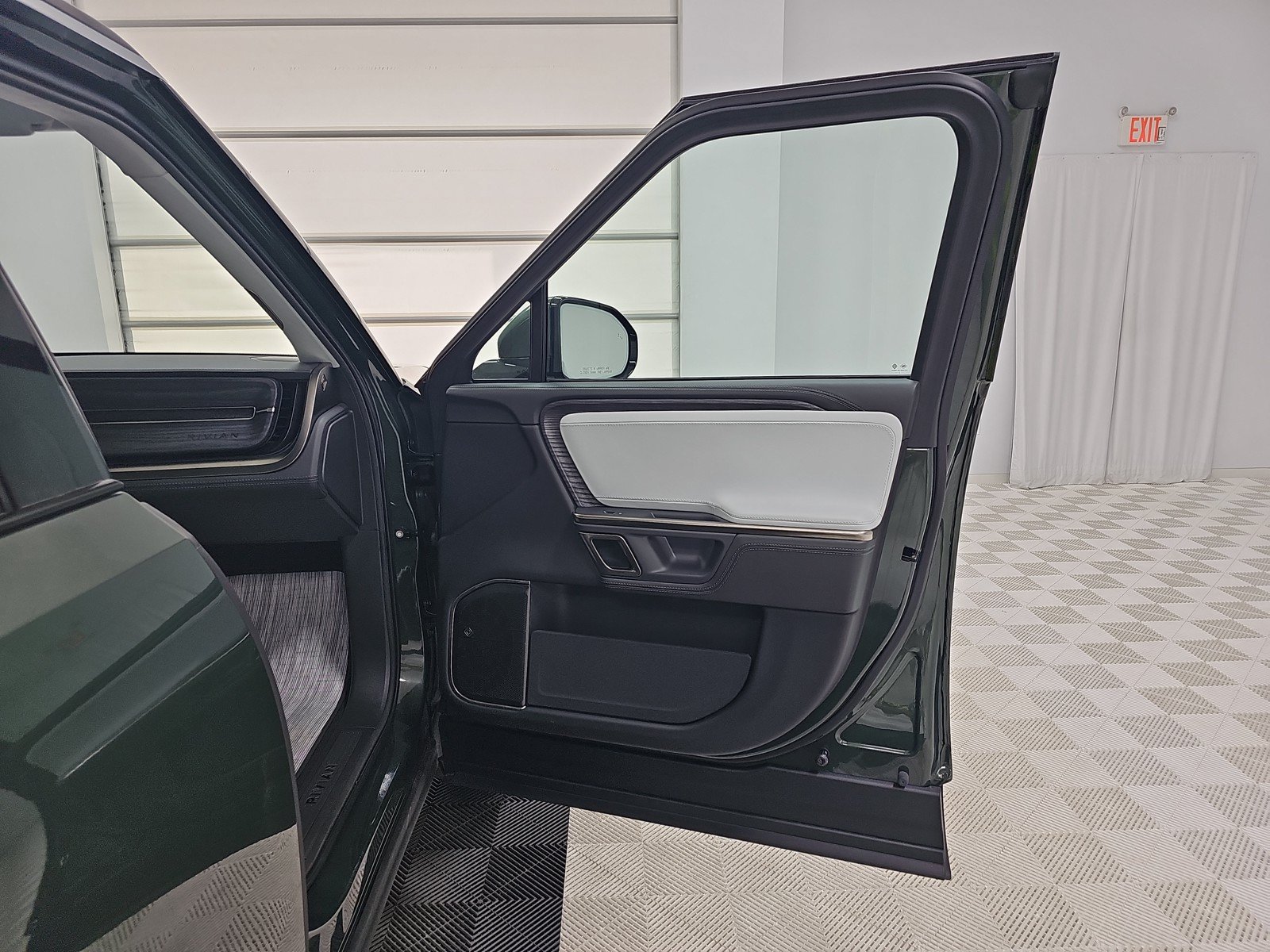 Used 2024 Rivian R1S Adventure AWD/4WD image 18