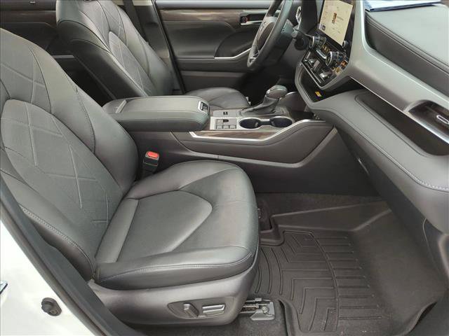 Certified 2024 Toyota Highlander Platinum FWD image 22