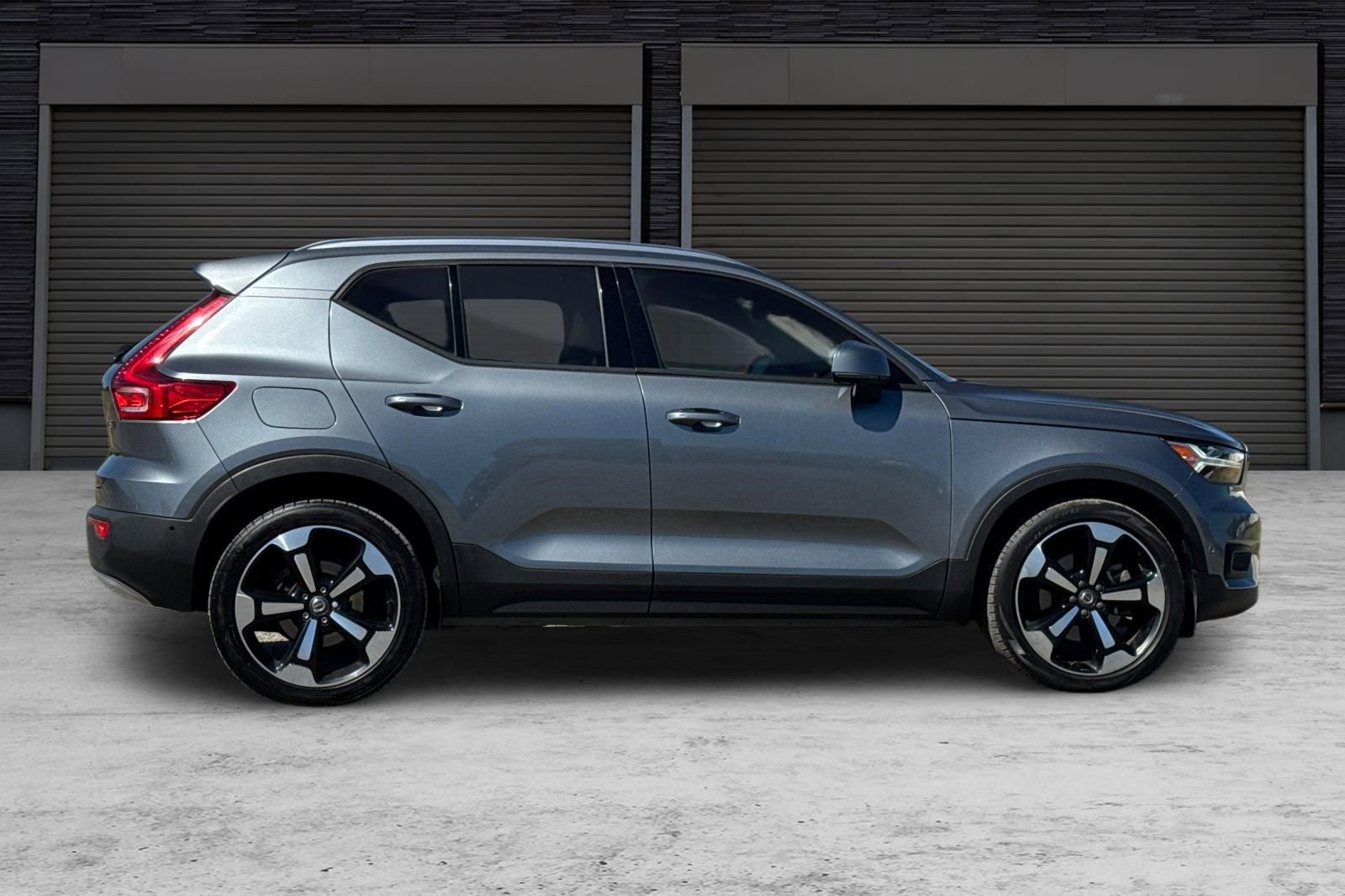 Used 2019 Volvo XC40 T5 Momentum image 3