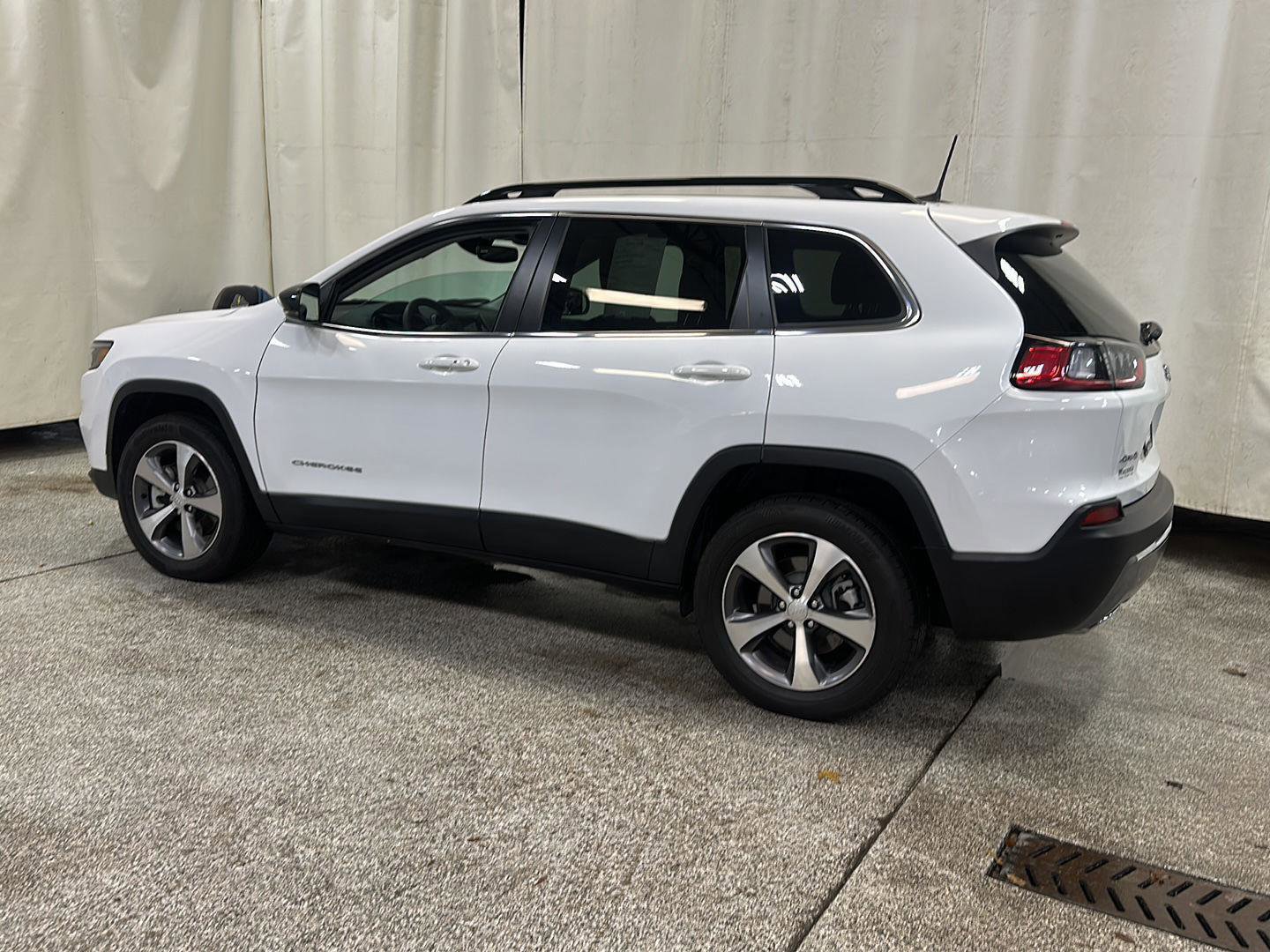 Certified 2022 Jeep Cherokee Limited AWD/4WD image 3