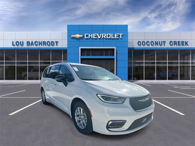 Used 2024 Chrysler Pacifica Touring image 1