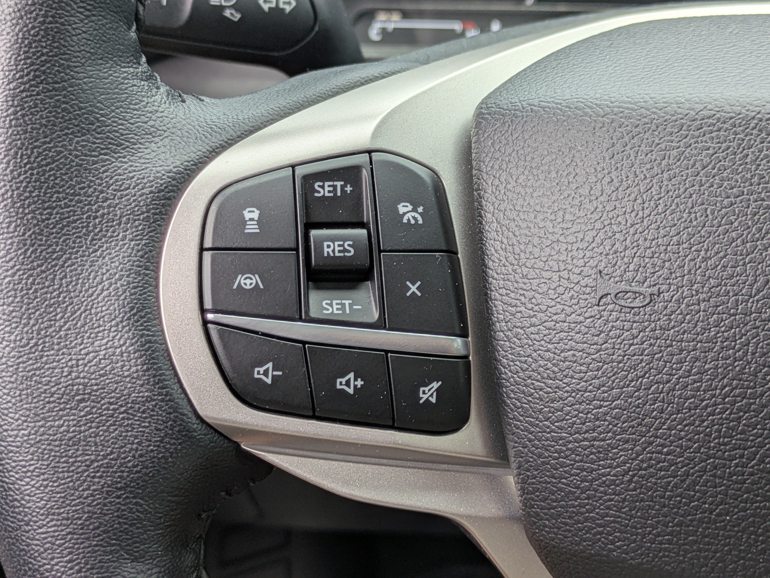 Used 2022 Ford Explorer Limited w/ Limited Technology Package RWD image 22