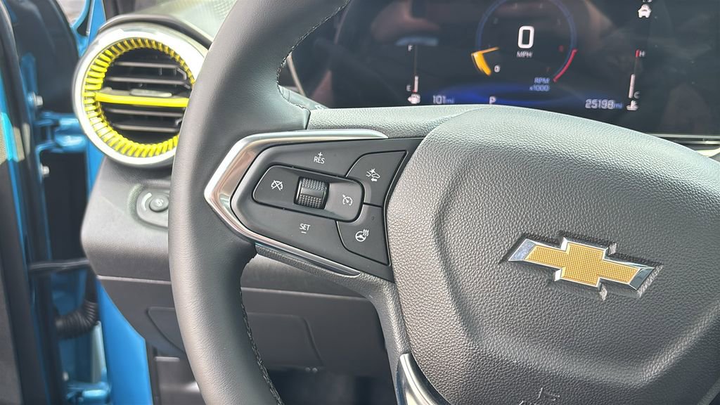 Used 2025 Chevrolet Trax LT w/ Sunroof Package image 17