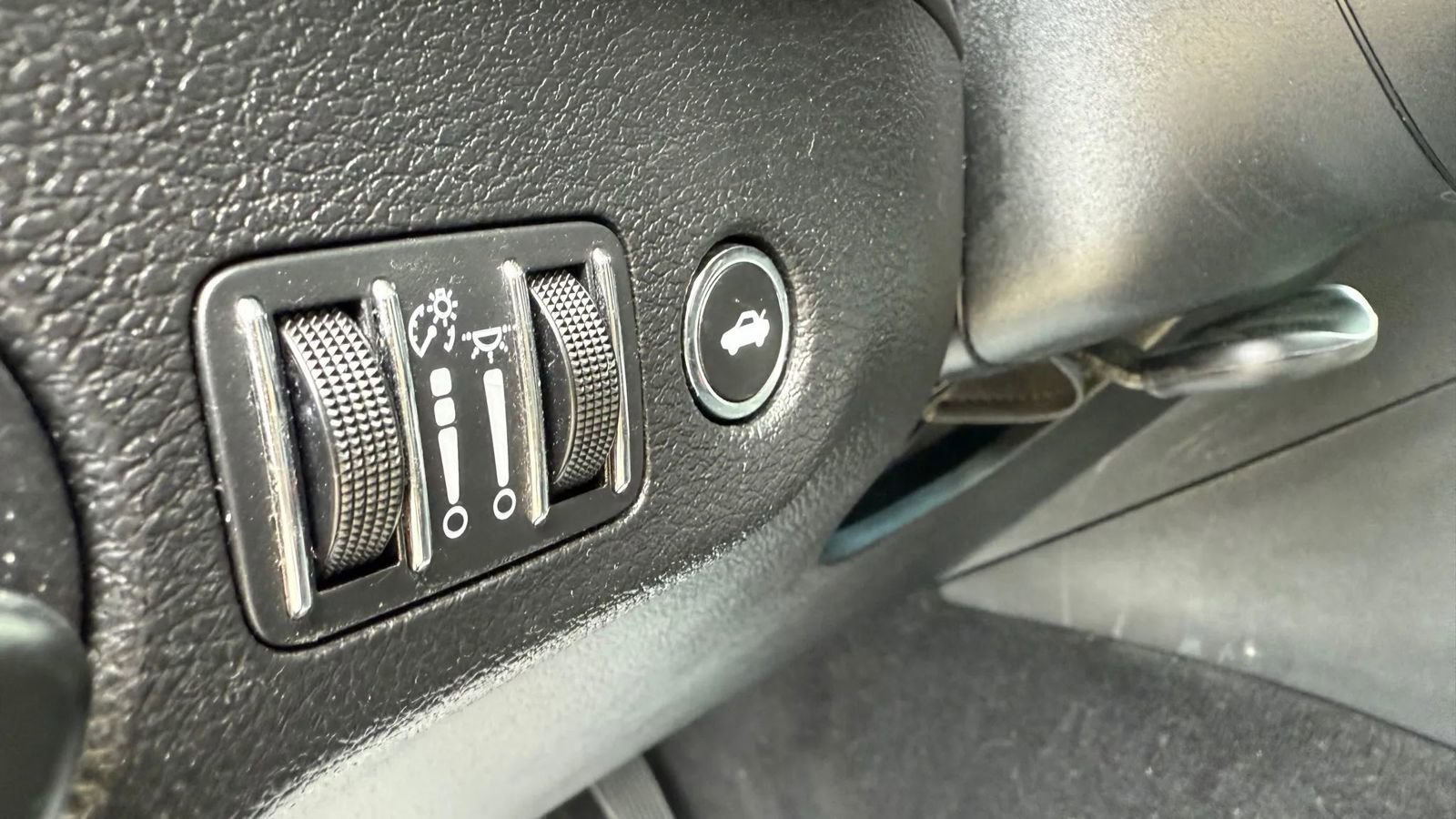 Used 2020 Dodge Charger SXT w/ Leather Interior Group image 26