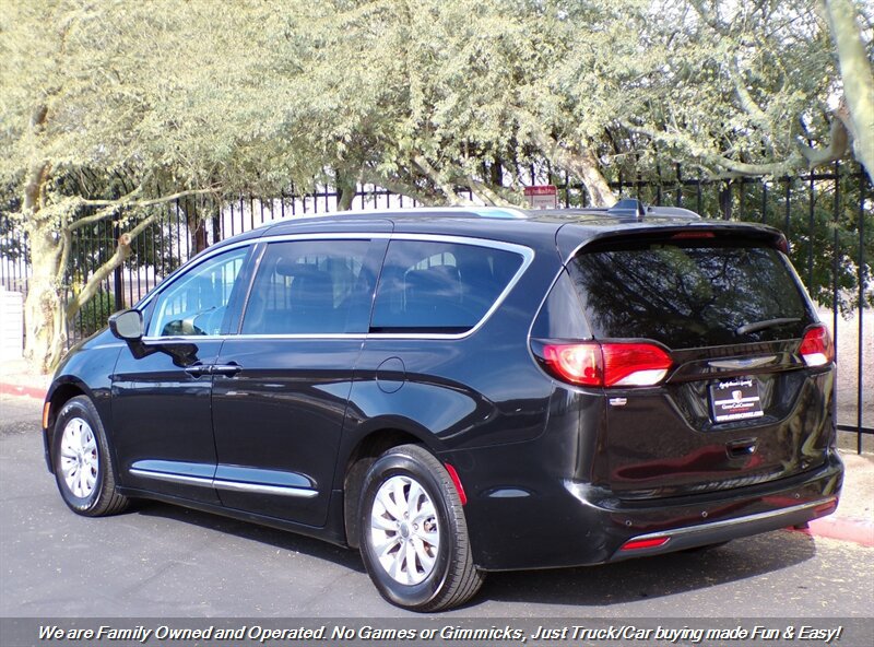 Used 2018 Chrysler Pacifica Touring-L FWD image 7