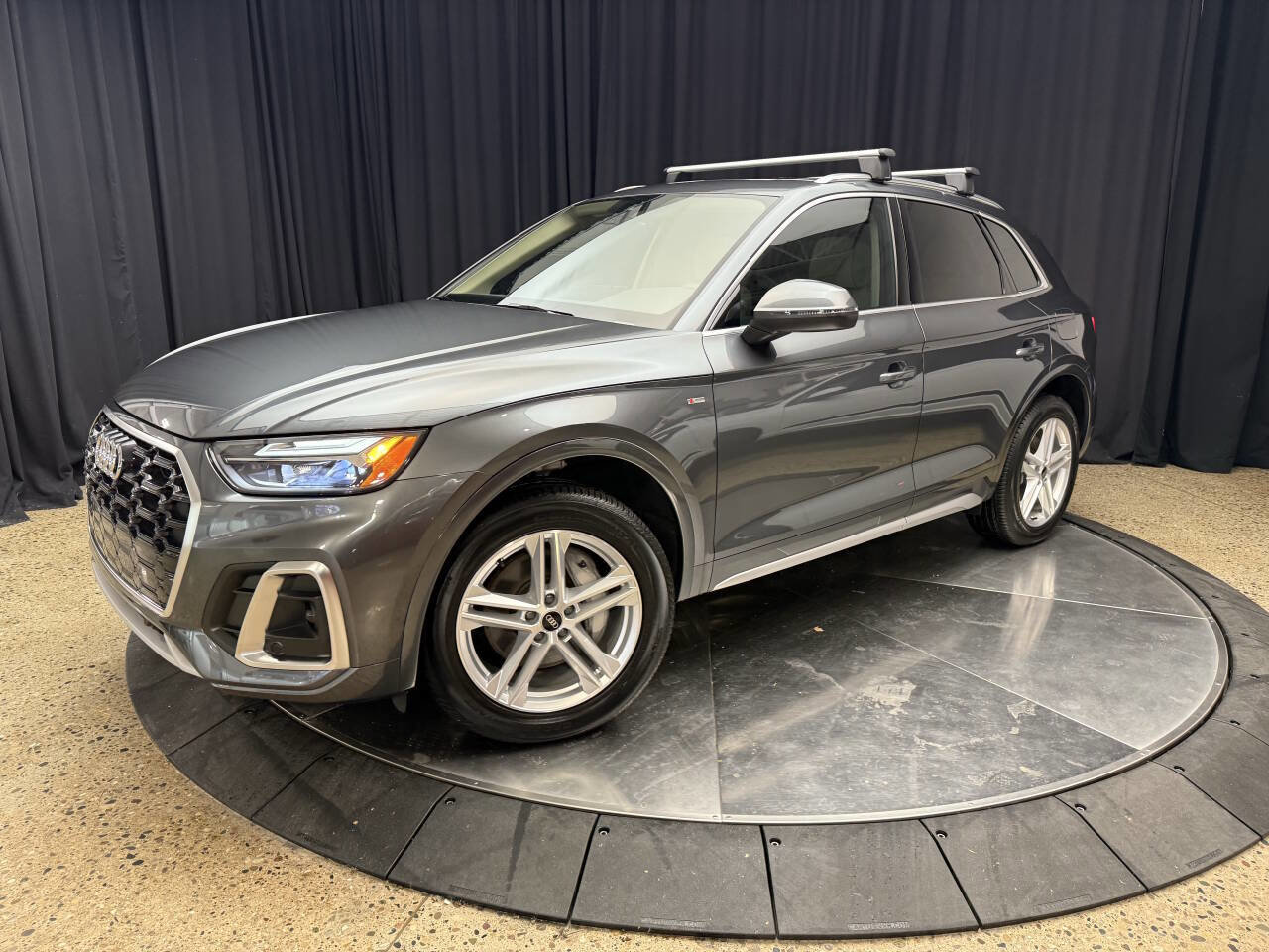 Used 2024 Audi Q5 e Premium w/ Convenience Package image 2