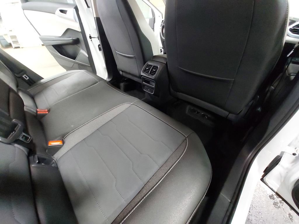 Used 2025 Volkswagen Taos SE image 11