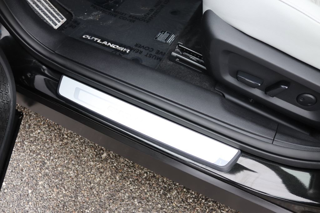 Used 2025 Mitsubishi Outlander AWD image 27