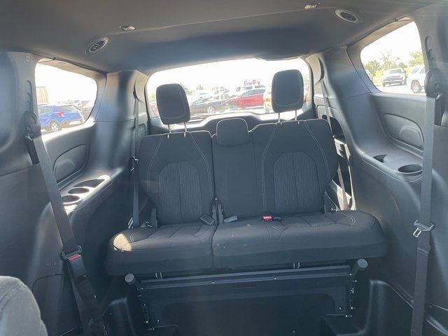 Used 2024 Chrysler Pacifica Touring image 17