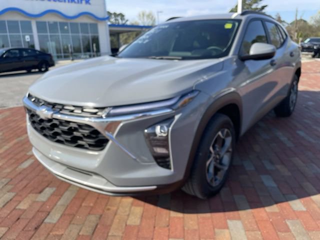 Used 2025 Chevrolet Trax LT w/ Driver Confidence Package image 1