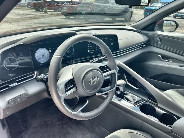 Used 2025 Hyundai Elantra SEL image 11
