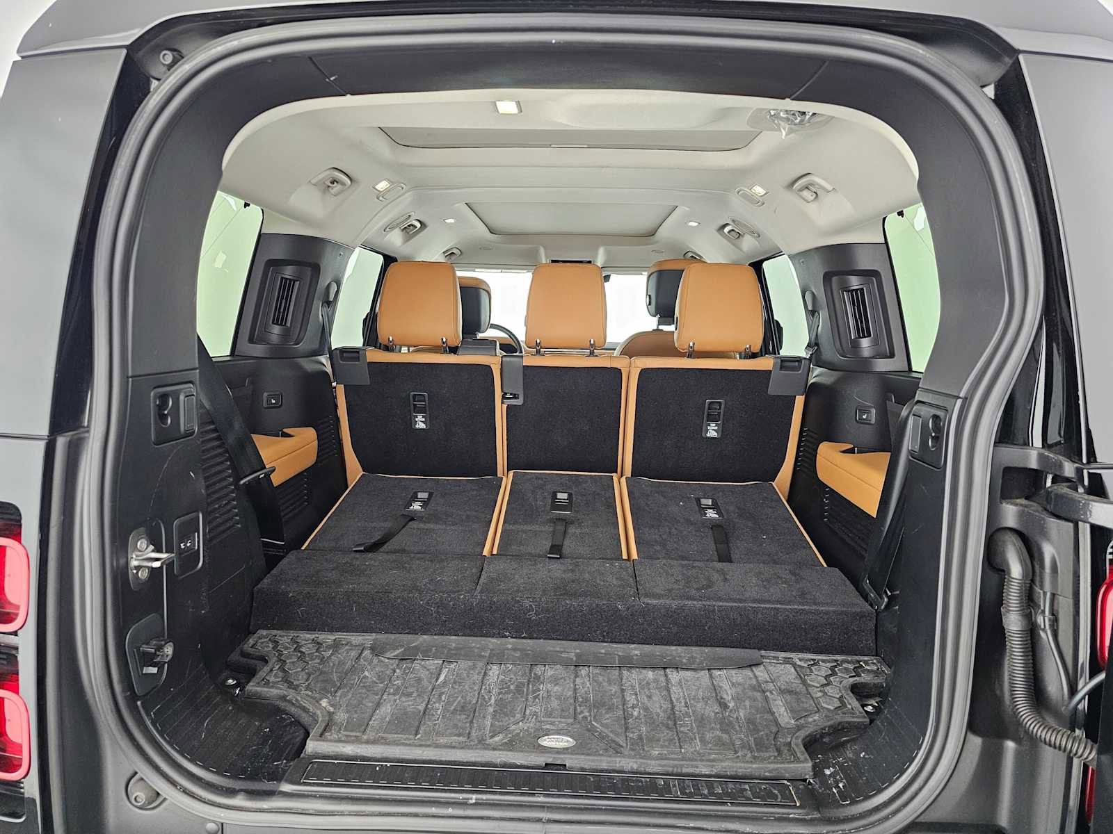 Used 2023 Land Rover Defender 130 First Edition image 17