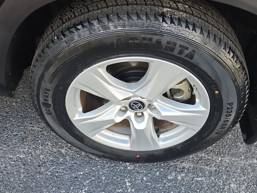 Used 2023 Toyota Highlander LE image 9