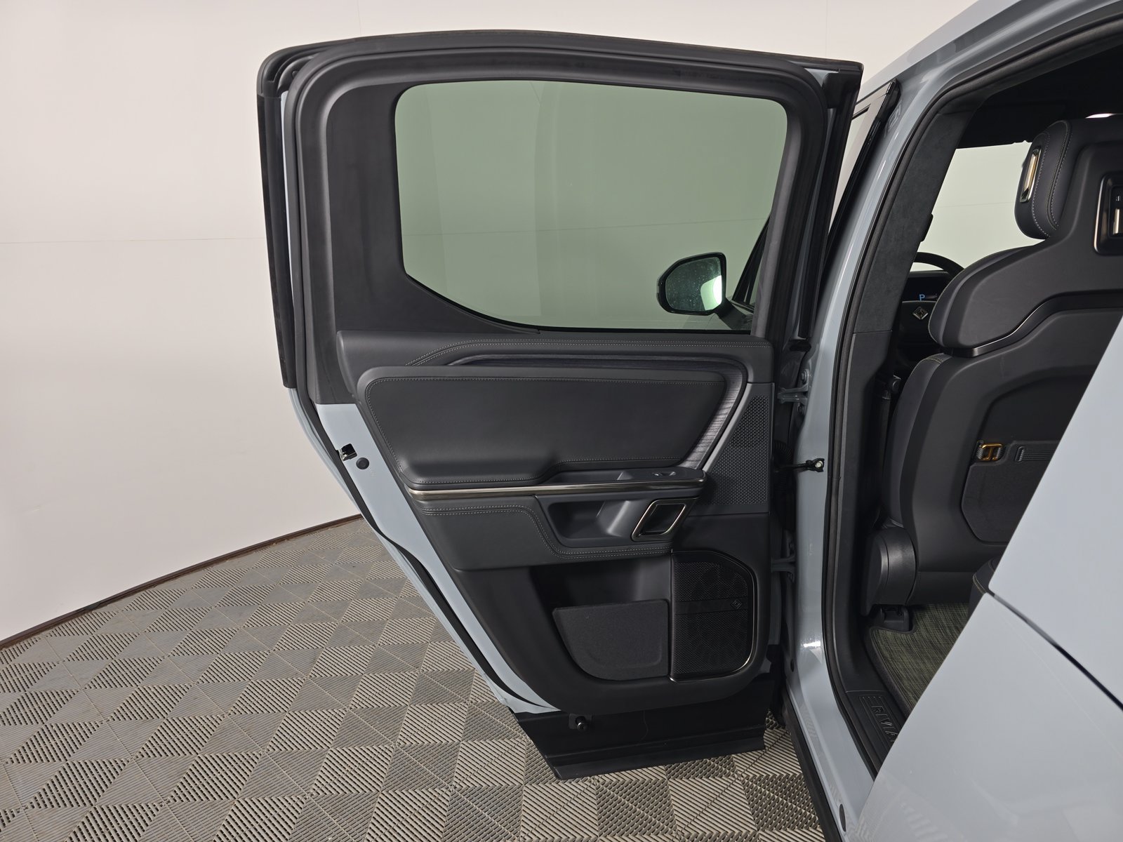 Used 2024 Rivian R1T Adventure Dual AWD/4WD image 17