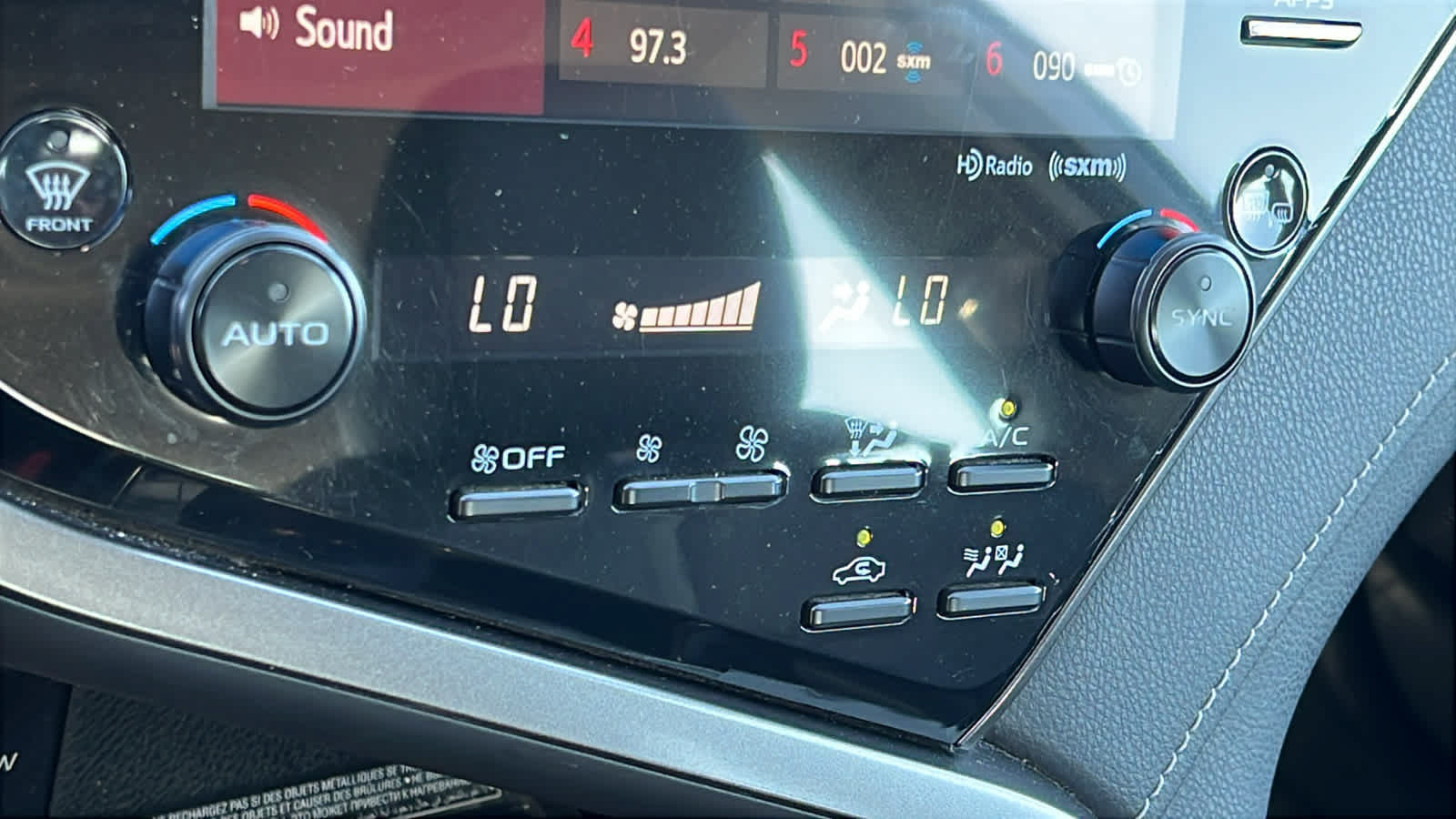 Used 2020 Toyota Camry SE w/ Sunroof Package FWD image 14