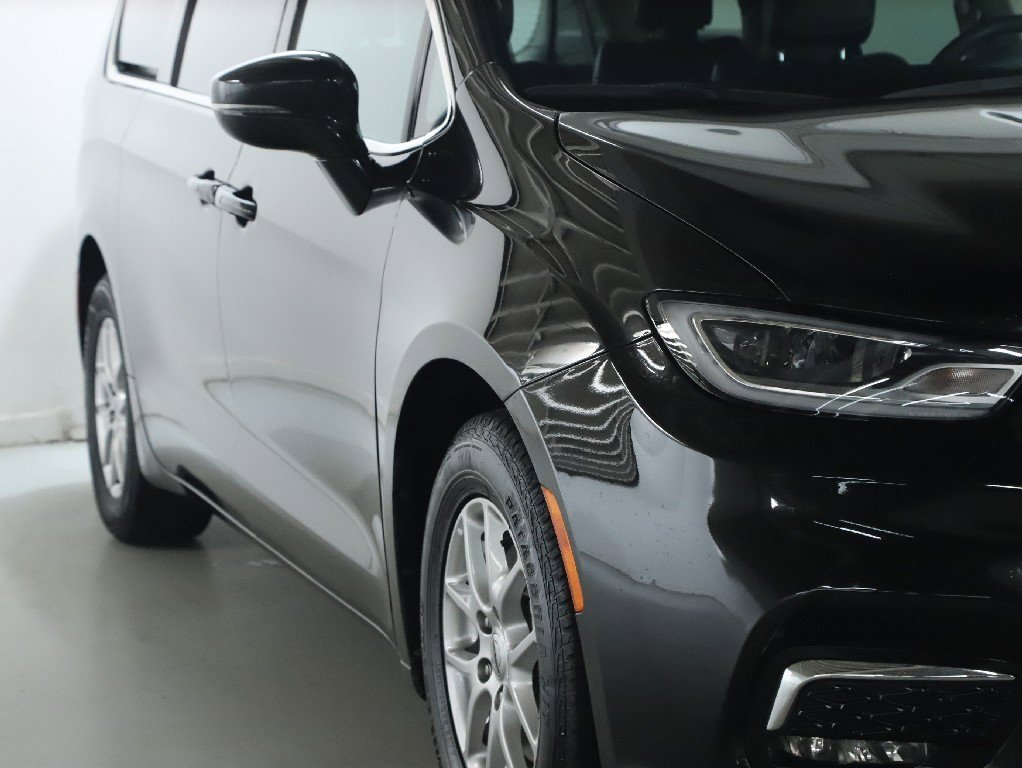 Used 2024 Chrysler Pacifica Touring-L image 9