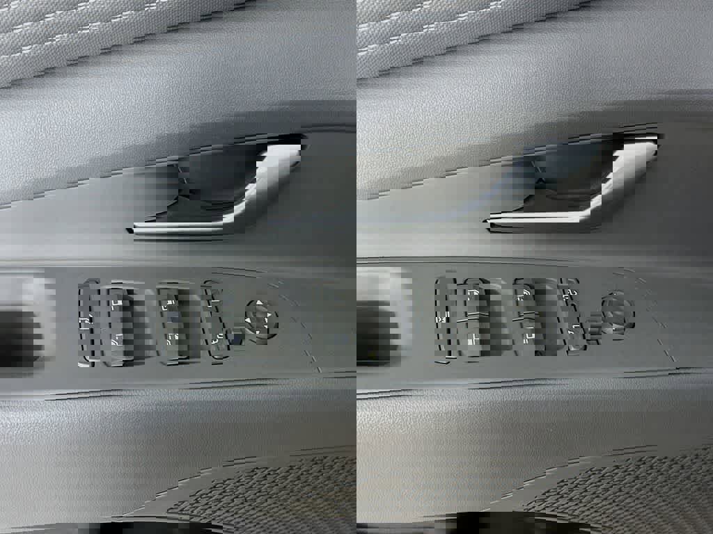 Used 2025 Hyundai Elantra SEL image 29