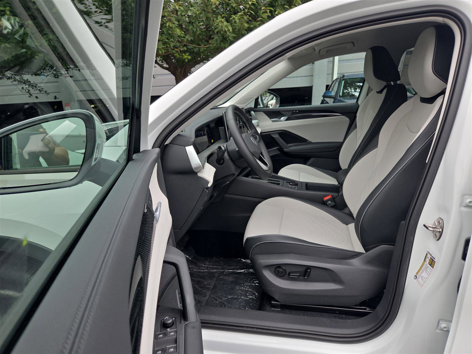 New 2025 Volkswagen Tiguan SE image 14