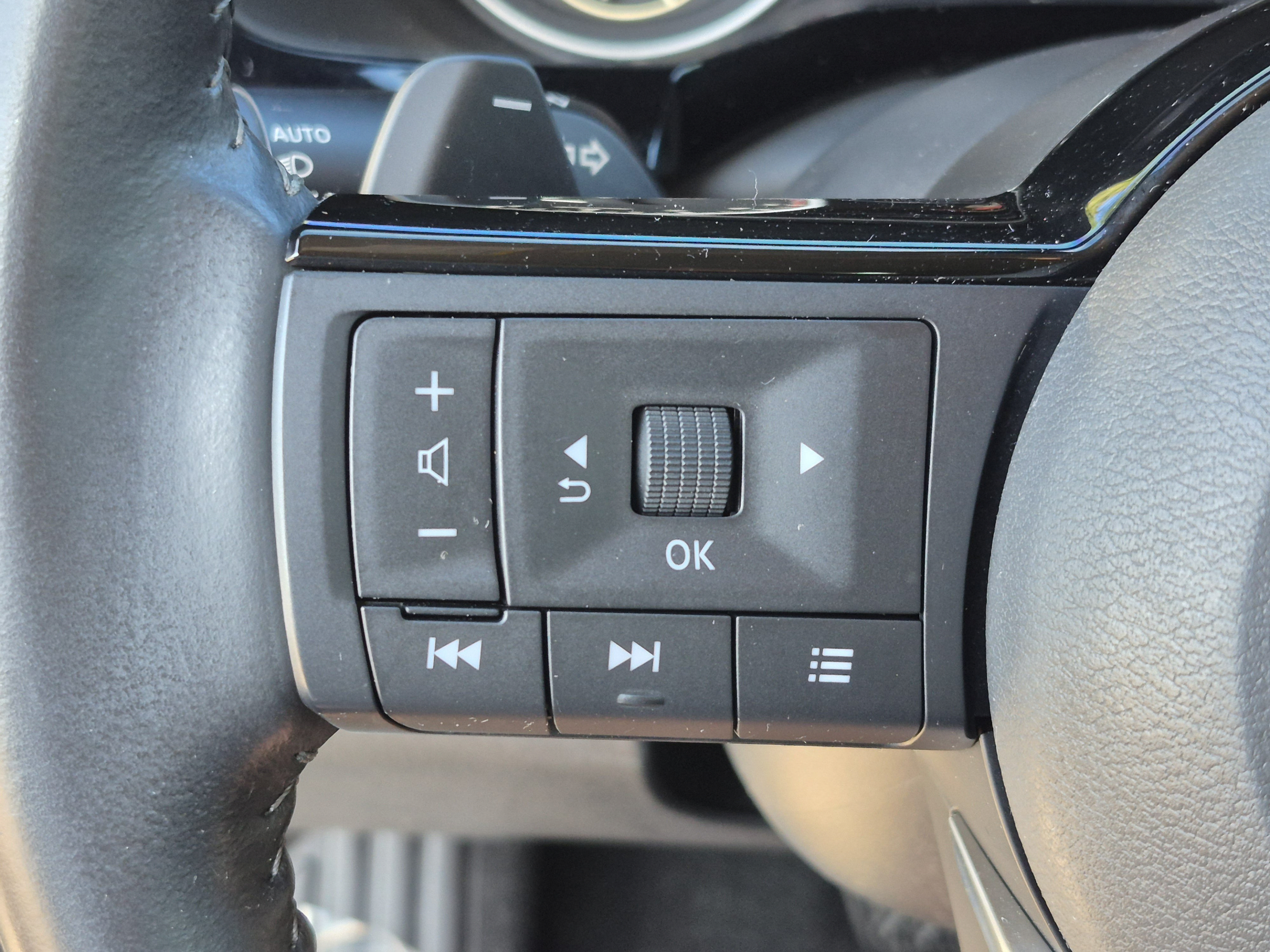 Certified 2022 Nissan Pathfinder SV FWD image 30