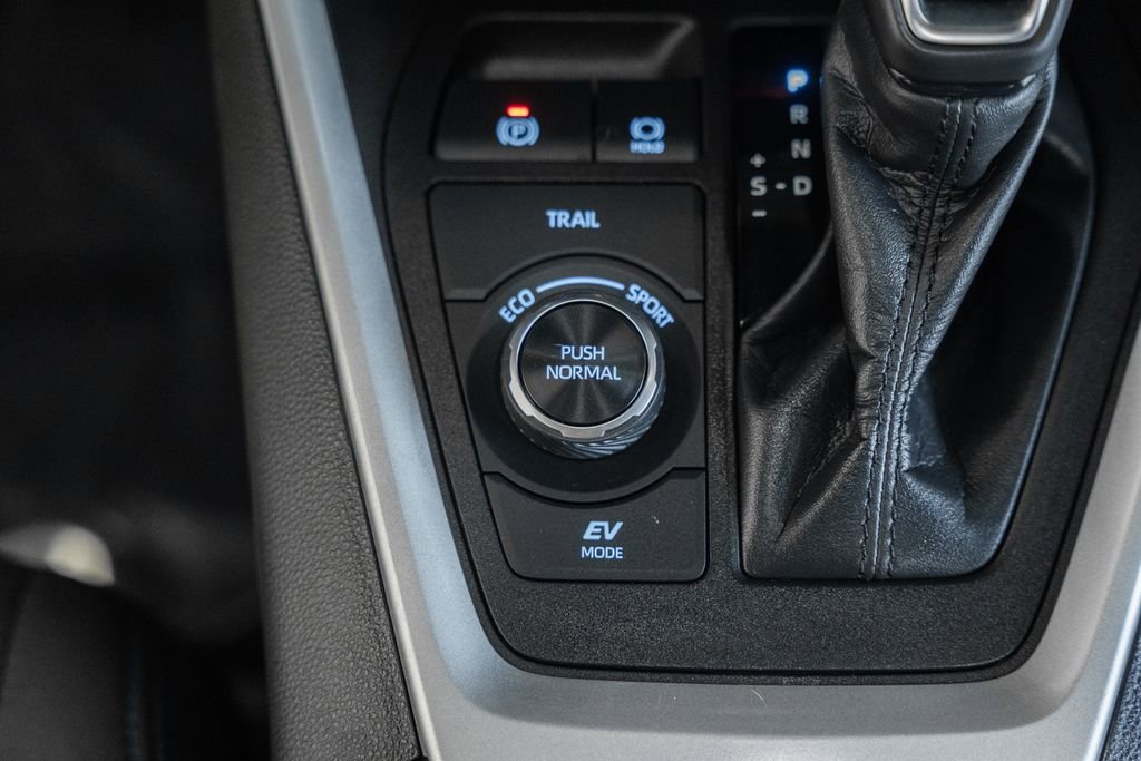 Used 2022 Toyota RAV4 SE w/ Convenience Package image 27
