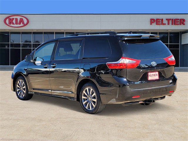Used 2020 Toyota Sienna LE w/ LE Preferred Package image 6