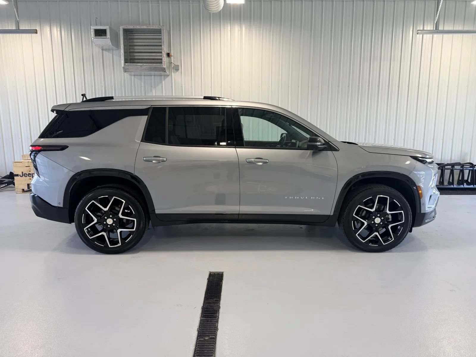 Used 2025 Chevrolet Traverse High Country w/ LPO, Cargo Package AWD/4WD image 2