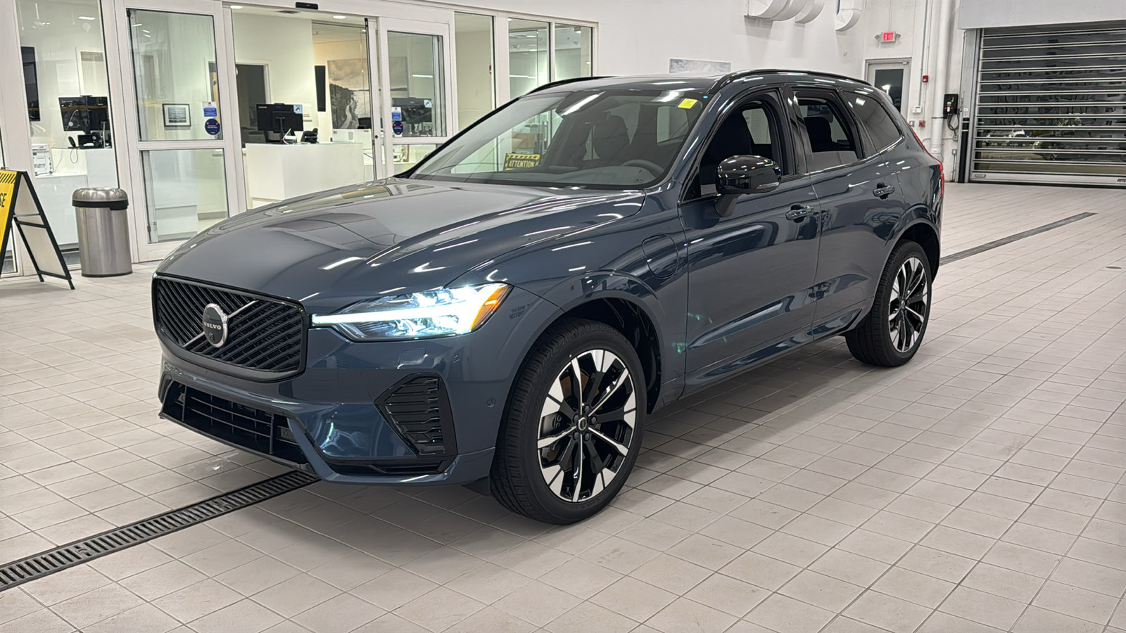 New 2027 Volvo XC60 T8 Plus AWD/4WD image 9