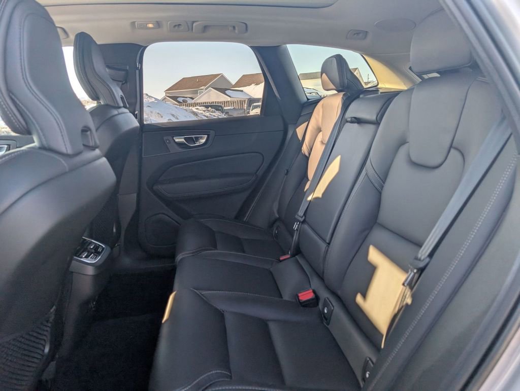 Used 2023 Volvo XC60 B6 Ultimate w/ Climate Package image 17